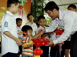 Hơn 5 tỷ đồng hỗ trợ cho trẻ em nghèo dịp Trung thu